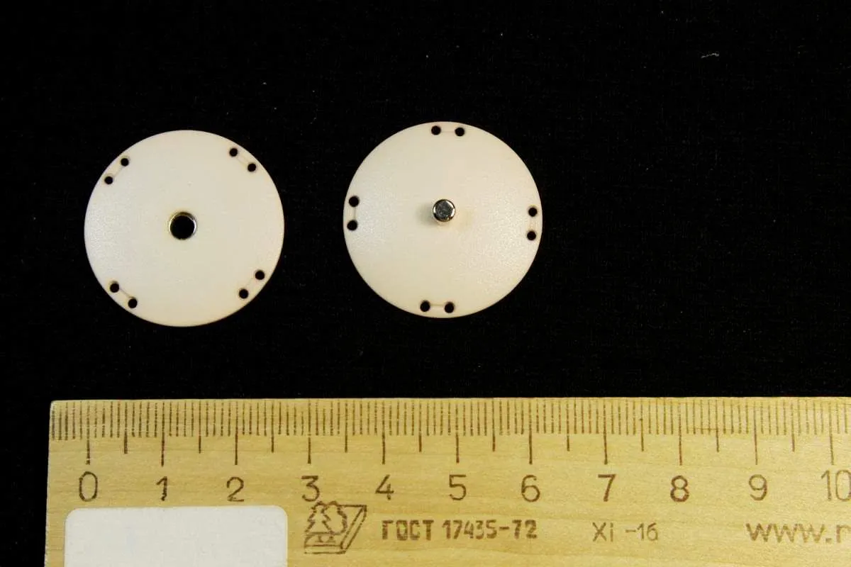 Кнопка круглая, пластмассовая, пришивная, бежевого цвета, диаметр 27 ммизображение