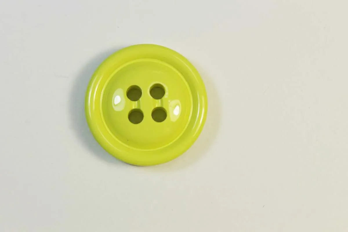 Пуговица пластмассовая, четыре прокола, светло-салатового цвета, диаметр 27 ммизображение