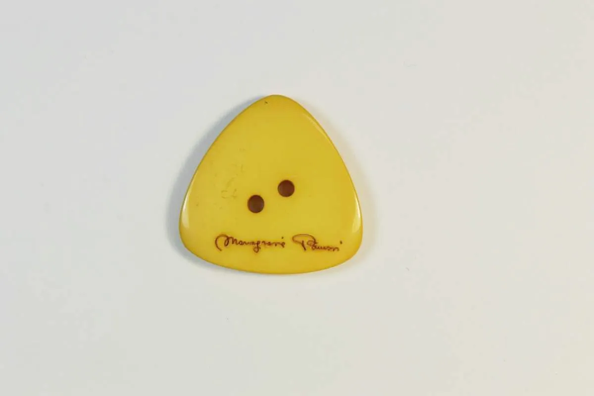 Пуговица пластмассовая, два прокола, треугольной формы, жёлтого цвета, диаметр 30 ммизображение