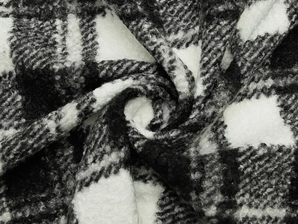 Пальтовая ткань, с текстурой "Барашек", в чёрно-белую клеткуизображение