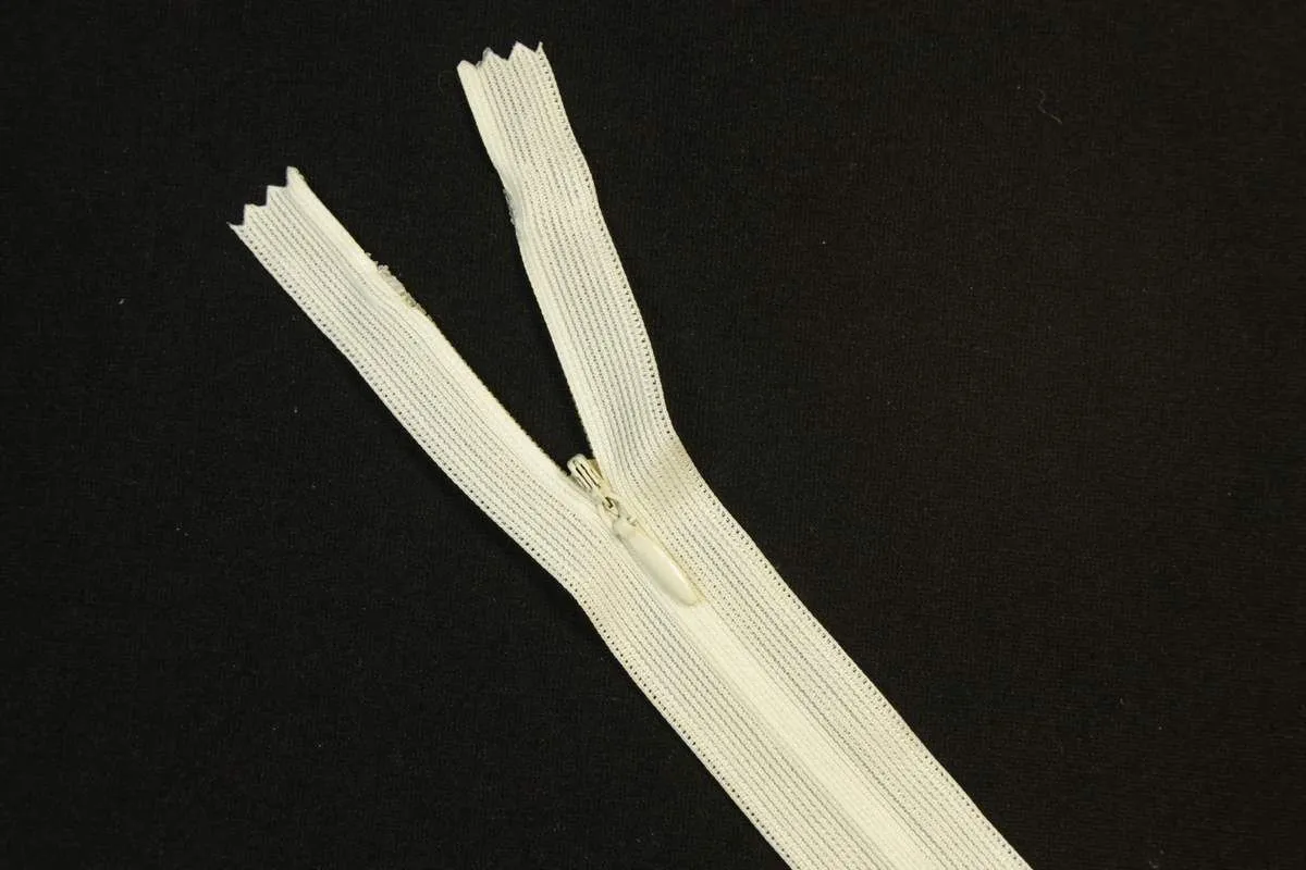 Молния потайная с металлическим замком, молочного цвета, длина 55 см изображение