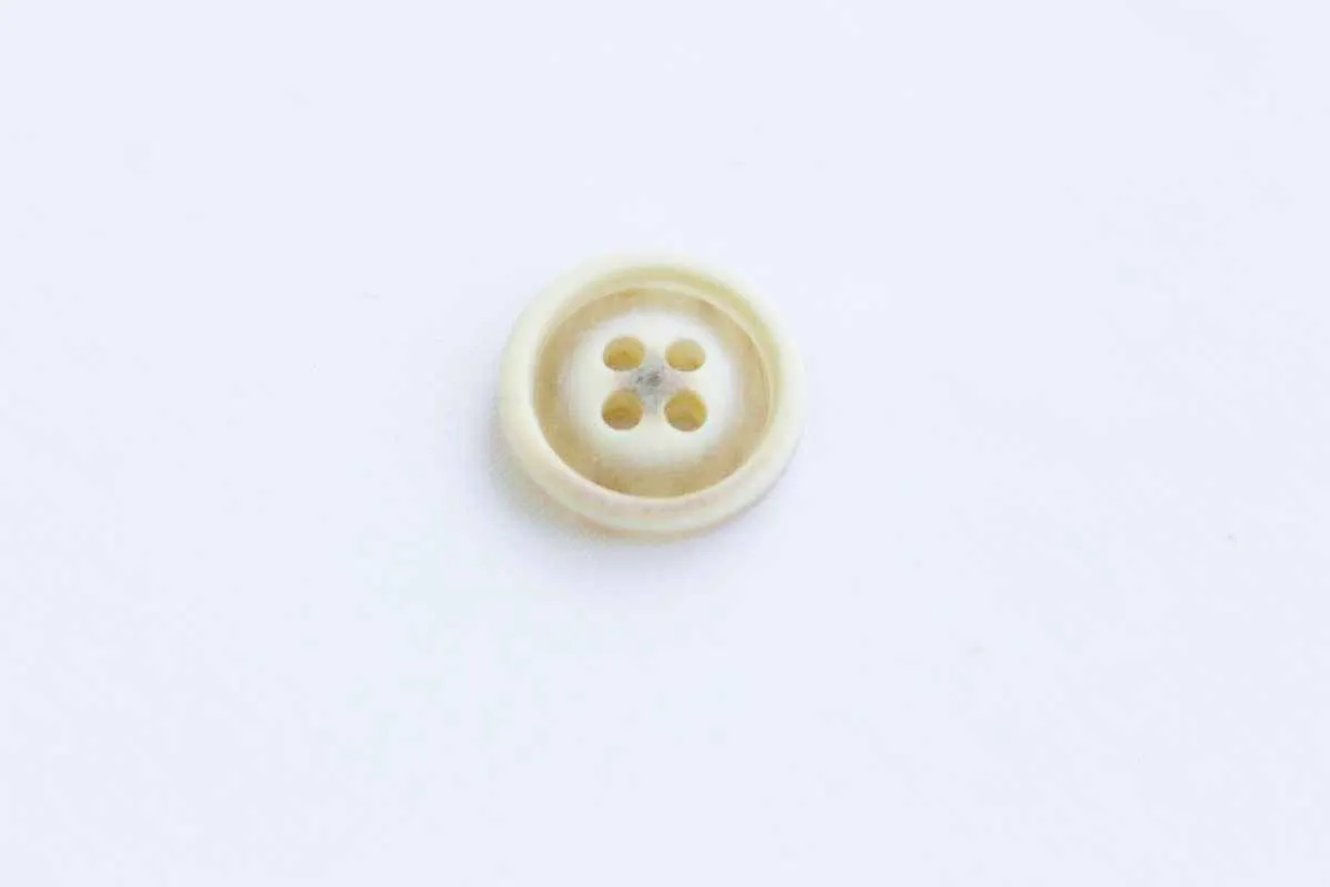 Пуговица пластмассовая, четыре прокола, бежевый меланж, диаметр 15 ммизображение