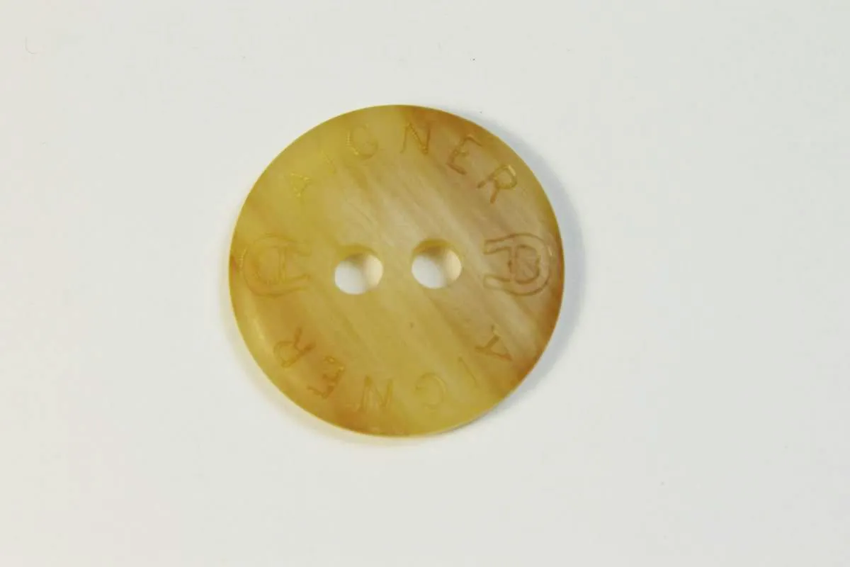 Пуговица пластмассовая, два прокола, бежевый меланж, с надписью, диаметр 27 ммизображение