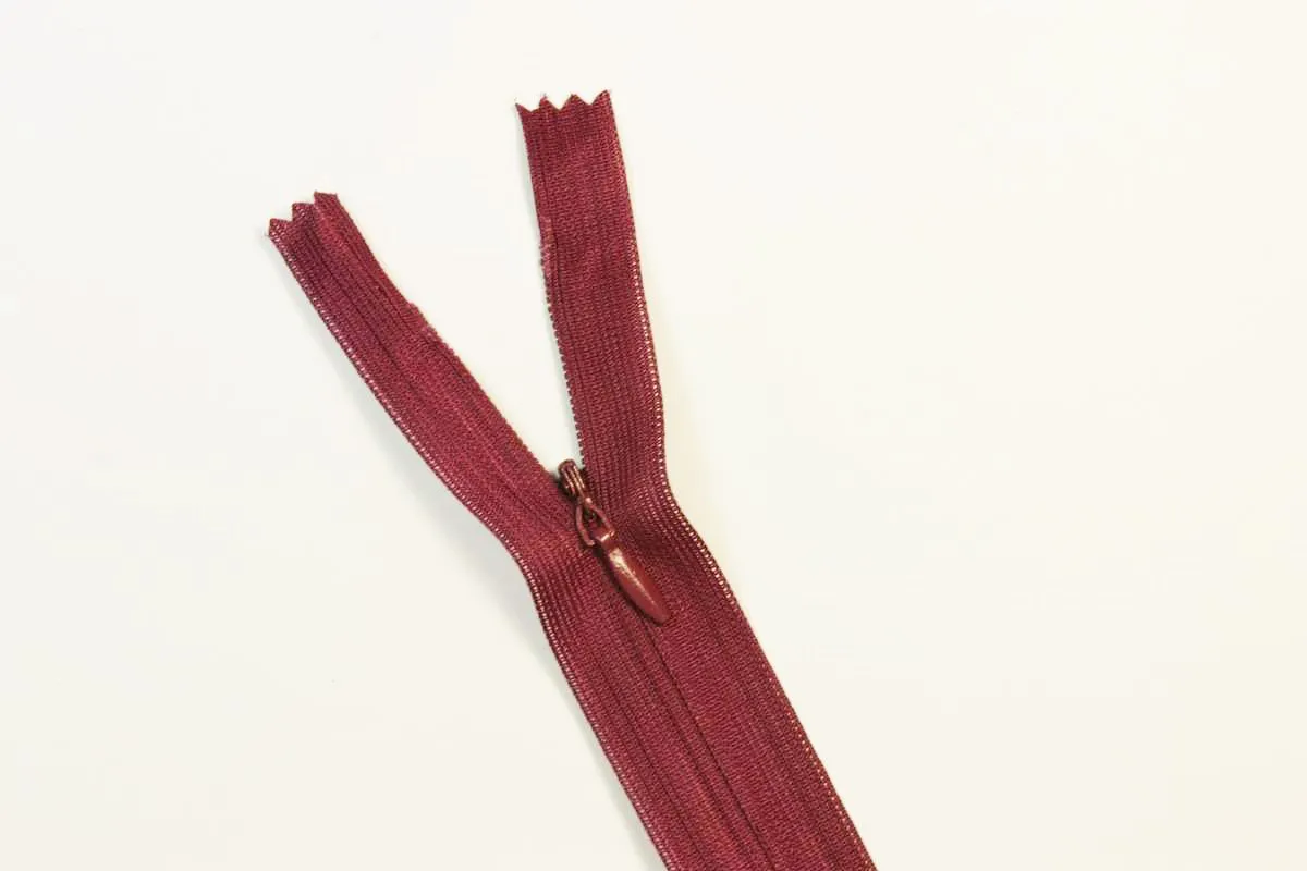 Молния потайная с металлическим замком, баклажанового цвета, длина 55 см изображение