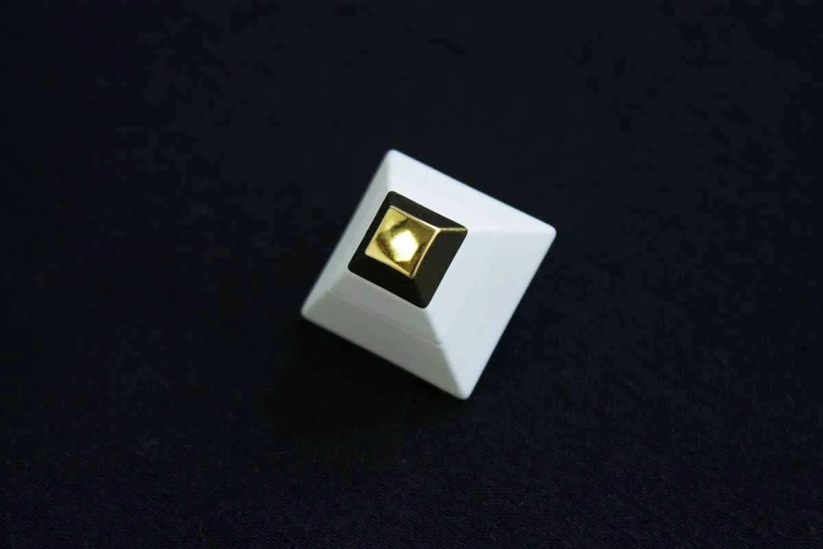 Пуговица пластмассовая, на ножке, "Пирамида", триколор молочный/белый/золотой, диаметр 28 ммизображение