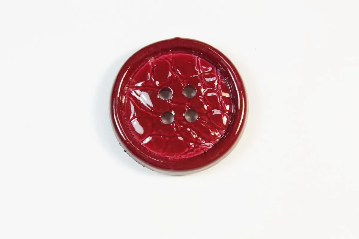 Пуговица пластмассовая, четыре прокола, бордовая рептилия, диаметр 34 ммизображение