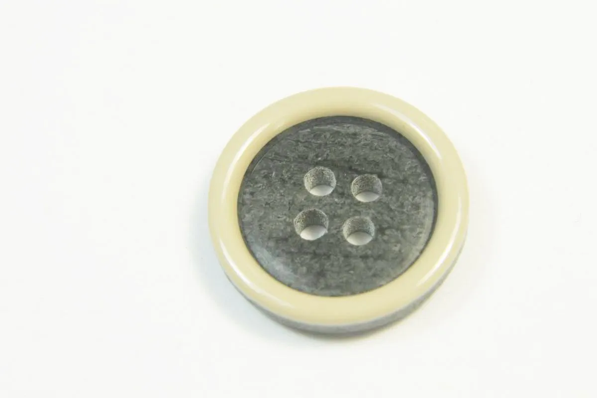 Пуговица костюмная, 4 прокола, серая с беж. ободком,  диаметр 21 ммизображение
