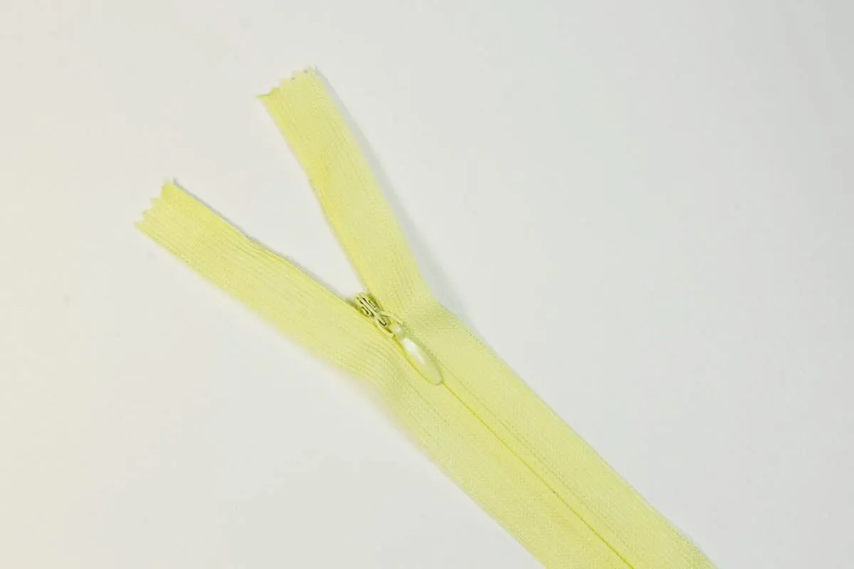 Молния потайная с металлическим замком длина 18 см лимонного цветаизображение