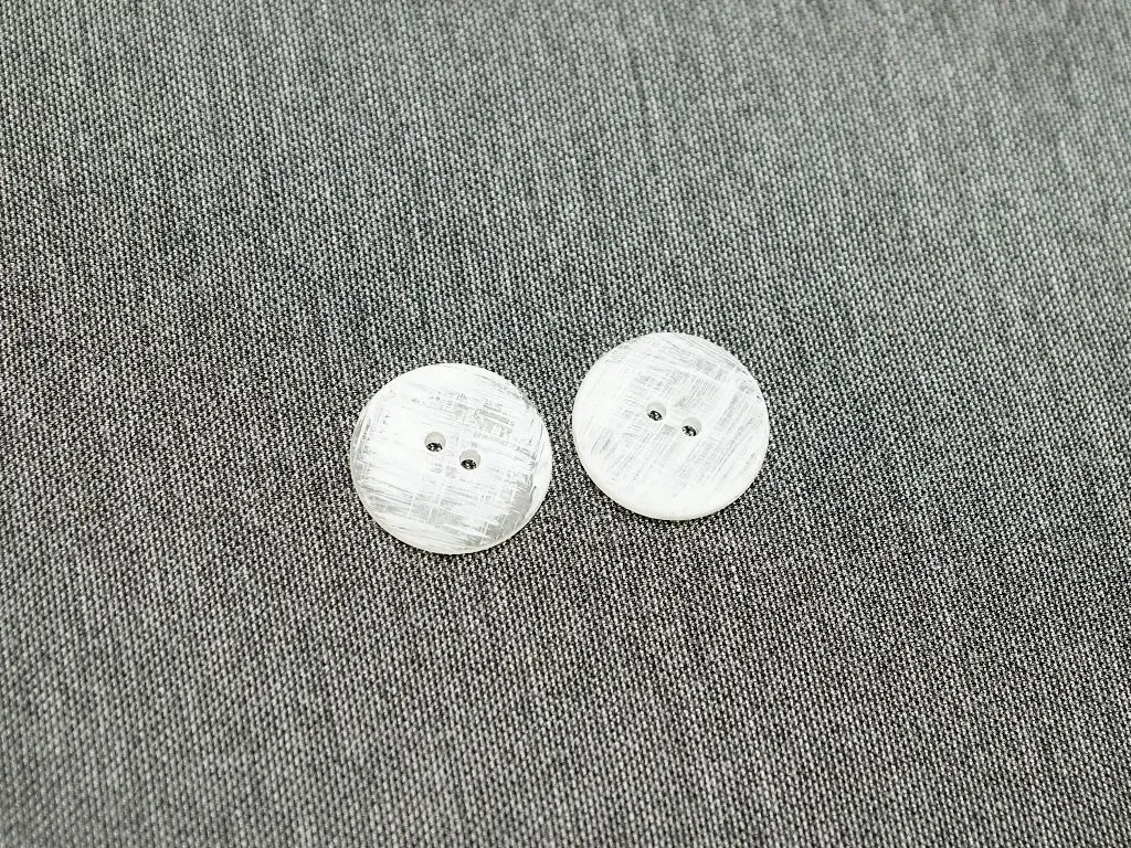 Пуговица пластмассовая, 2 прокола, прозрачная тёртая, диаметр 27 мм изображение