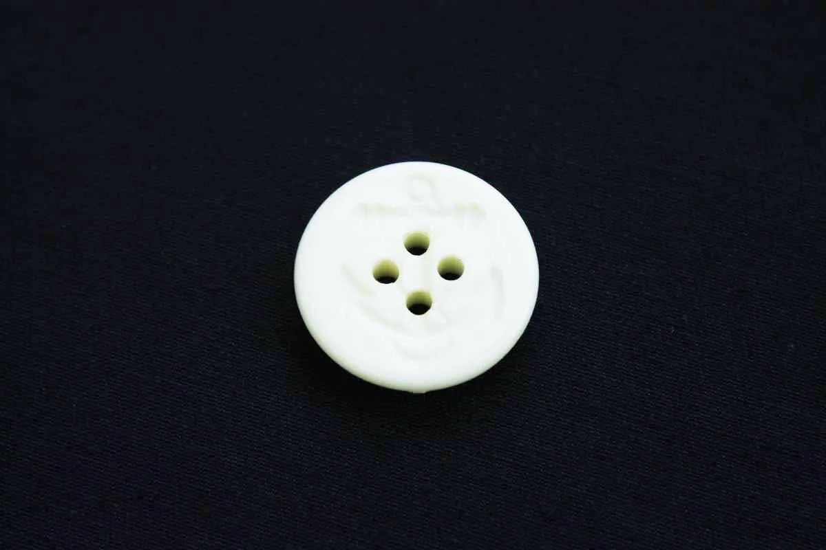 Пуговица пластмассовая, 4 прокола, "ЯКОРЬ", цвета айвори,  диаметр 25 ммизображение