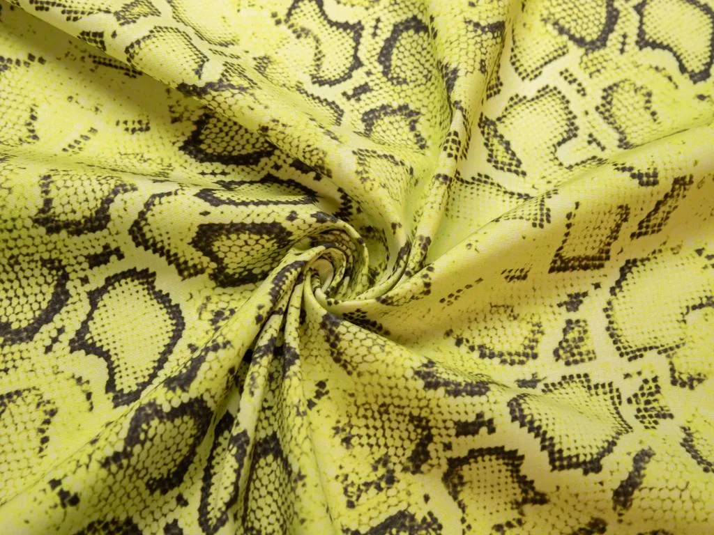 Хлопок рубашечно-плательный с рисунком "Рептилия" с лампасом по одному краю, цвет желто-зеленыйизображение