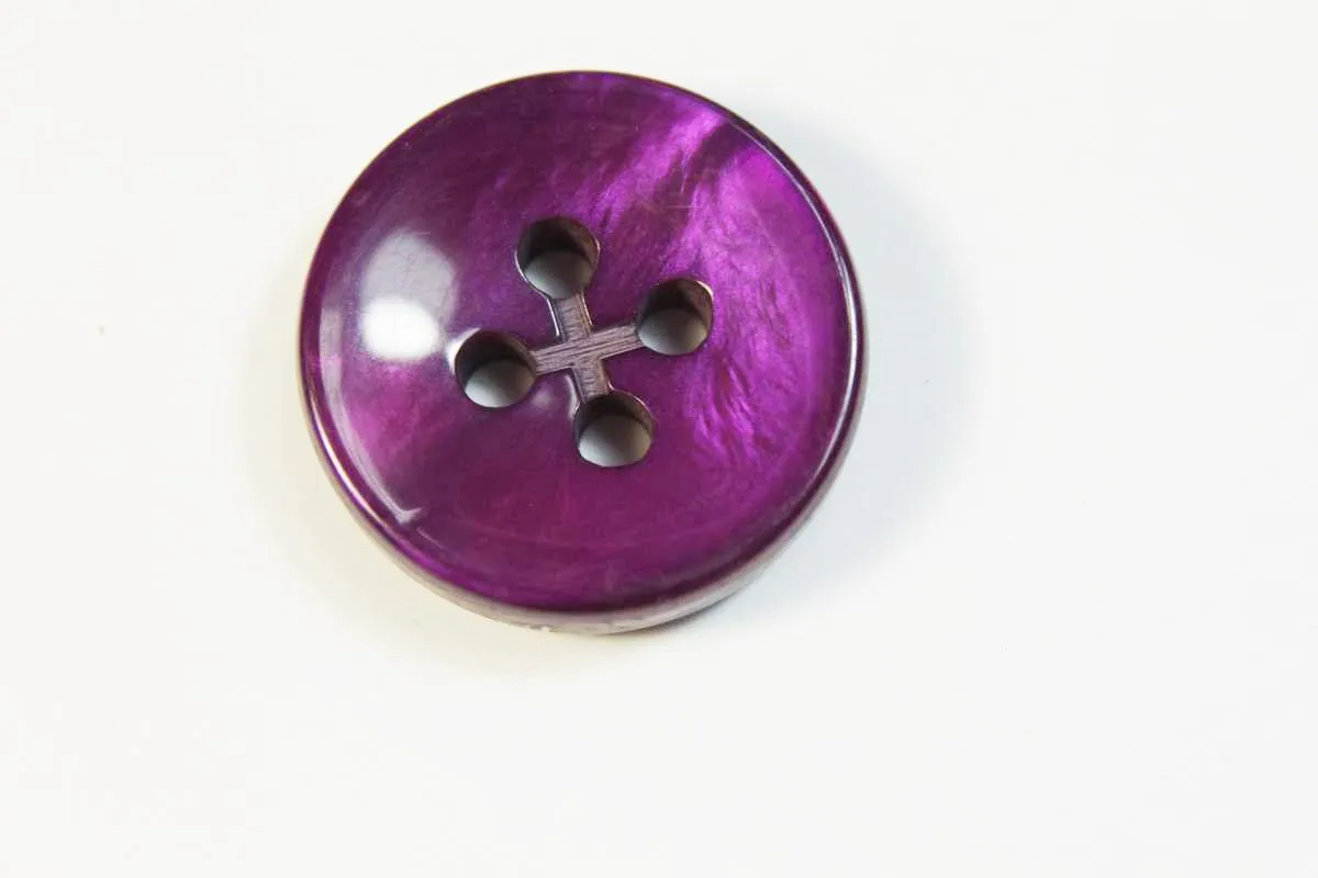 Пуговица пластмассовая, четыре прокола, фиолетовый перламутр, диаметр 27 ммизображение