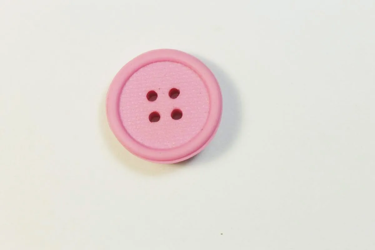 Пуговица пластмассовая, четыре прокола, розового цвета, диаметр 19 ммизображение
