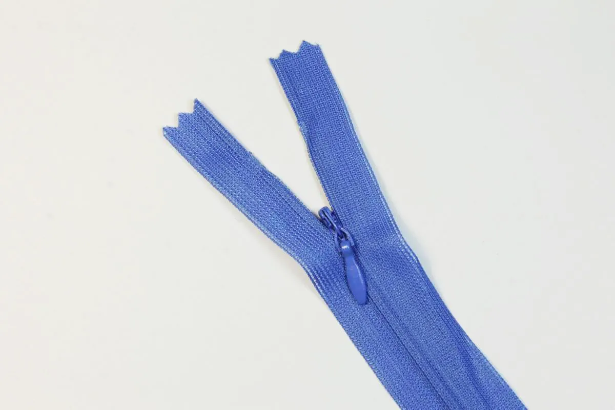 Молния потайная с металлическим замком длина 20 см светло-синего цветаизображение