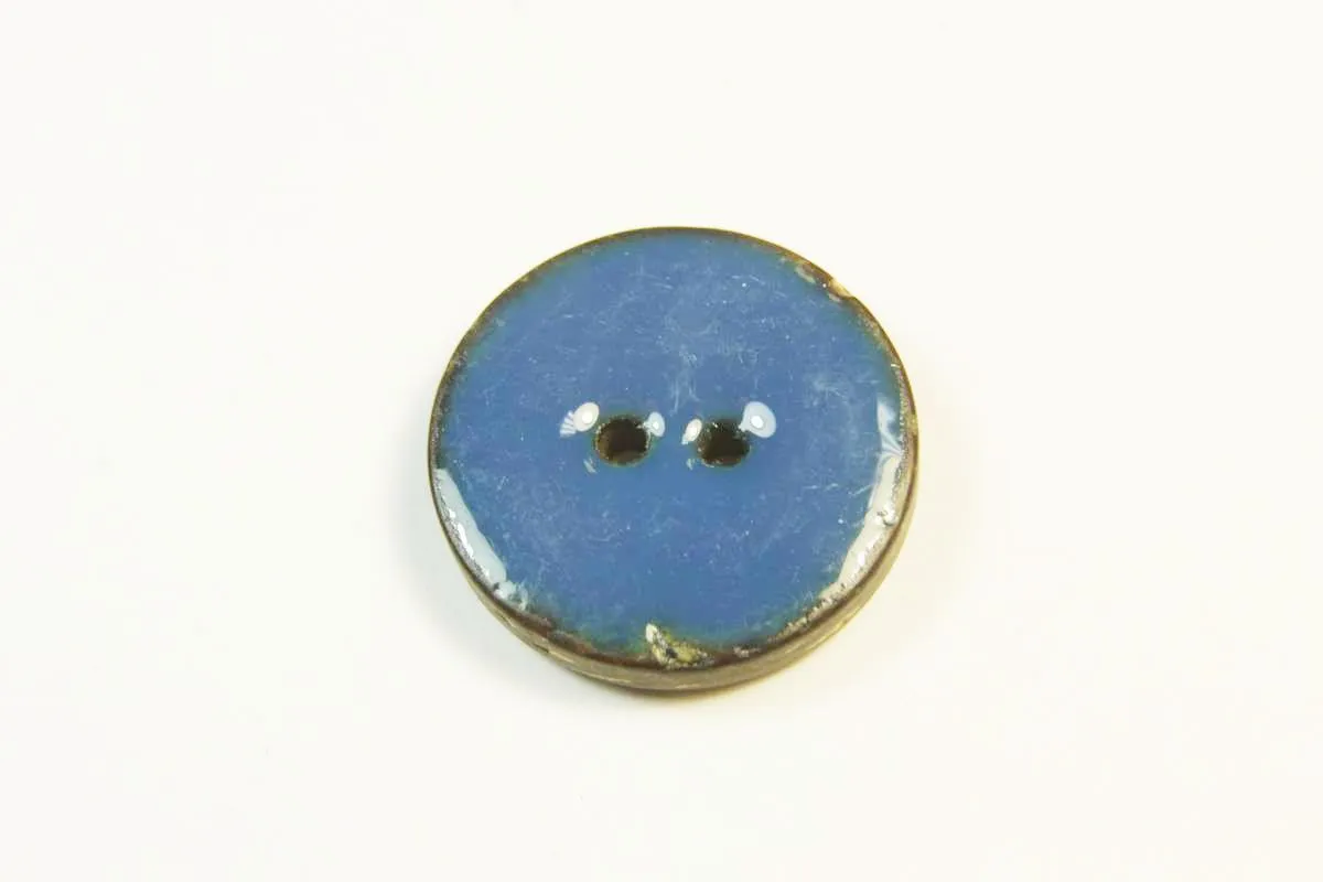 Пуговица пластмассовая, два прокола, пёстрого коричневого цвета, в синей глазури, диаметр 21 ммизображение
