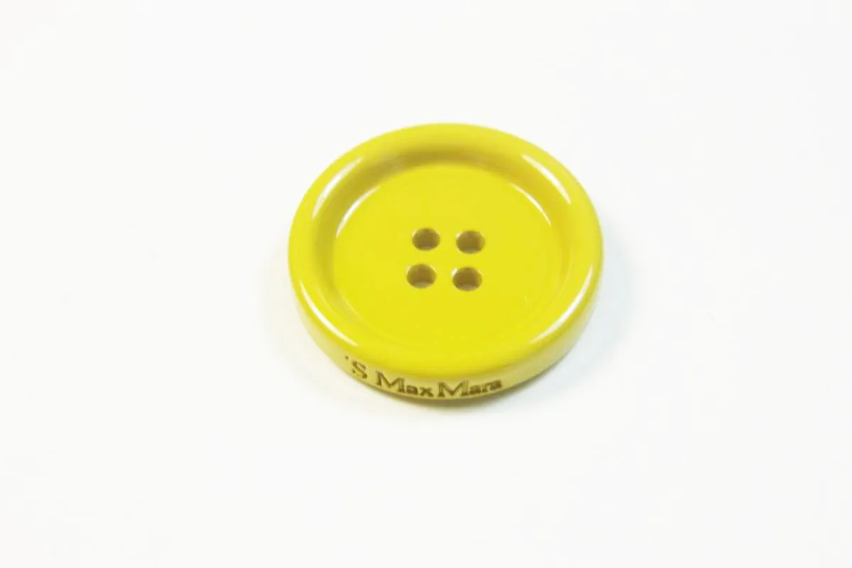 Пуговица пластмассовая, четыре прокола, горчичного цвета, диаметр 21 ммизображение