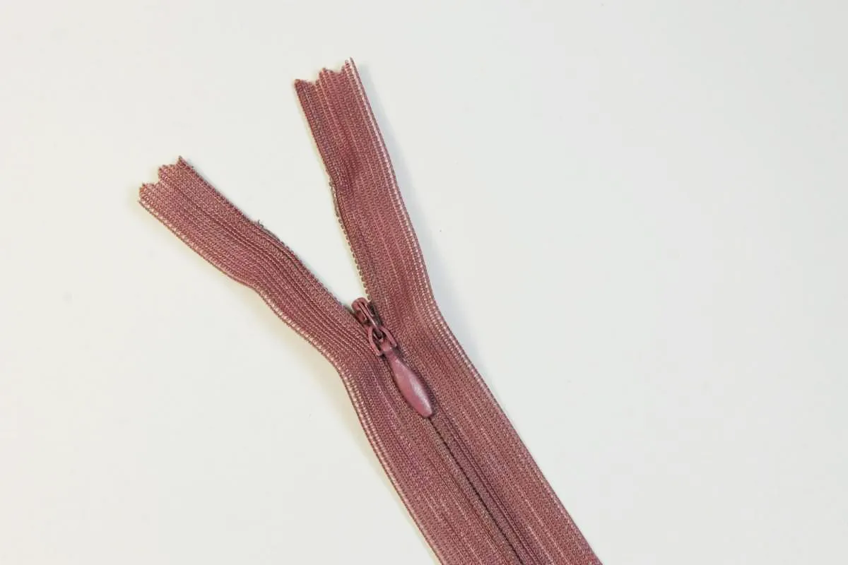 Молния потайная с металлическим замком длина 18 см темная пыльная розаизображение