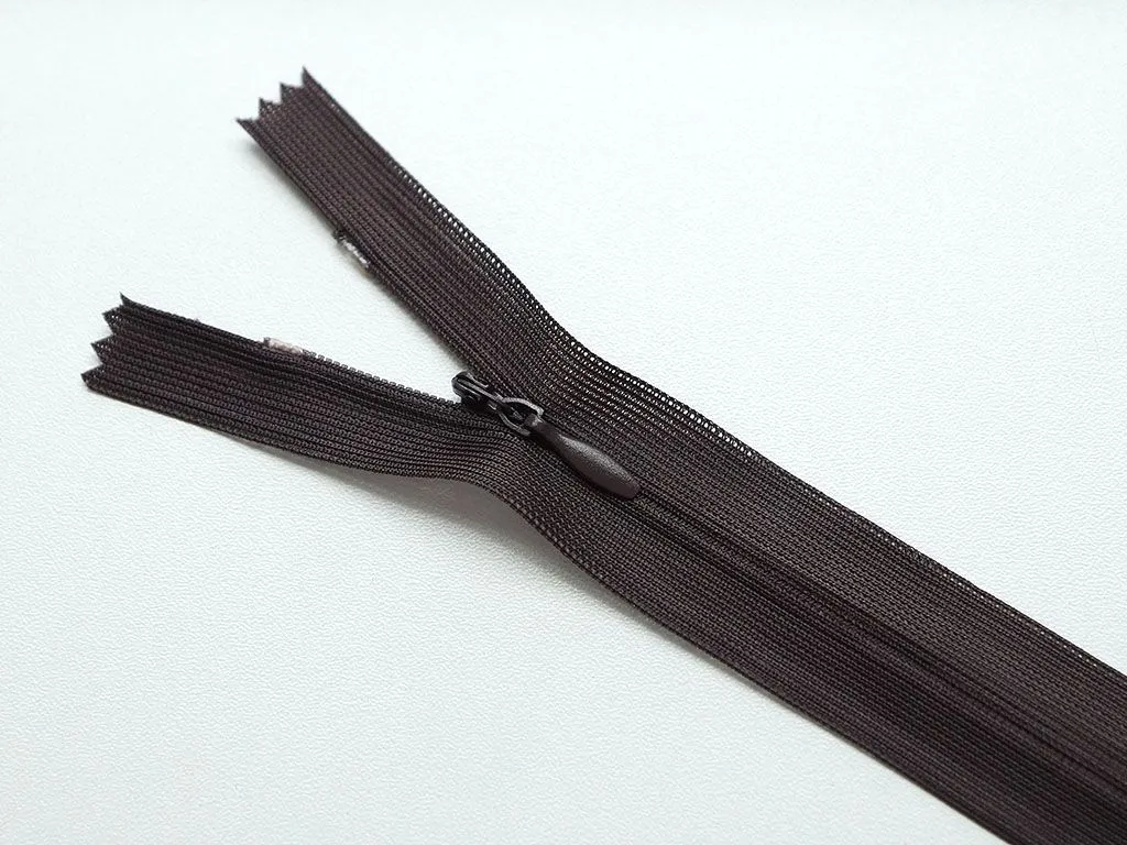 Молния потайная с металлическим замком, тёмно-коричневого цвета, длина 30 см изображение