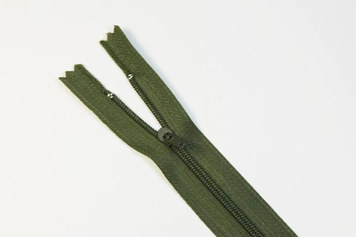 Молния брючная с металлическим замком  тип 3 темно-зеленого цвета длина 25 смизображение