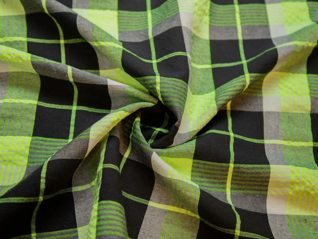 Костюмно-плательная ткань в крупную клетку, неоново-зеленый на черно-белом фонеизображение