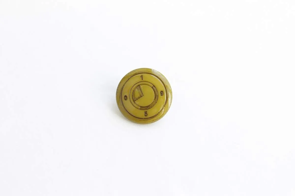 Пуговица пластмассовая, на ножке, "ЧАСЫ" цвета хаки,  диаметр 22 ммизображение