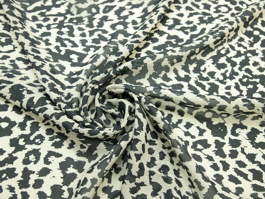 Блузочно-плательная ткань с анималистичным рисунком, цвет черно-бежевыйизображение