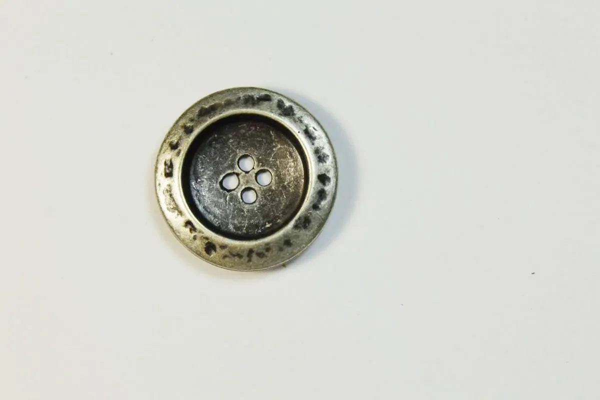 Пуговица металлическая, четыре прокола, серебряная с чернёной серединой, диаметр 29 ммизображение