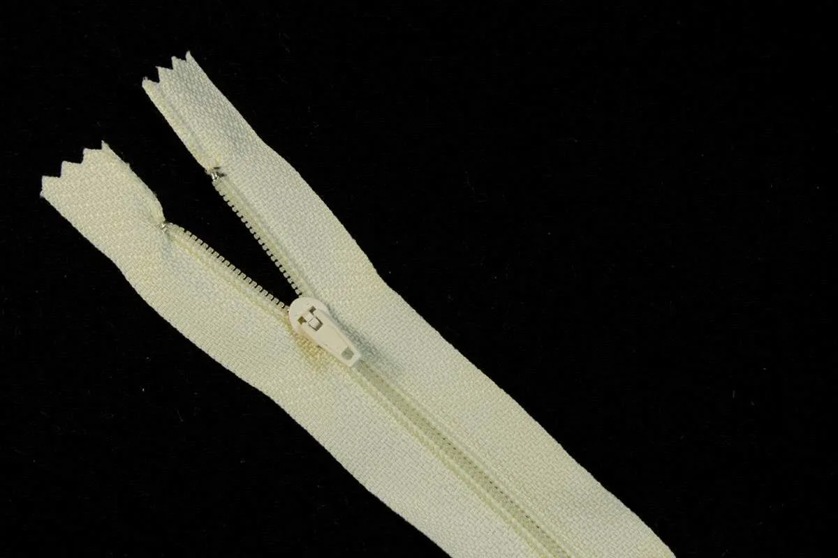 Молния брючная с металлическим замком  тип 3 темно-молочного цвета длина 25 смизображение