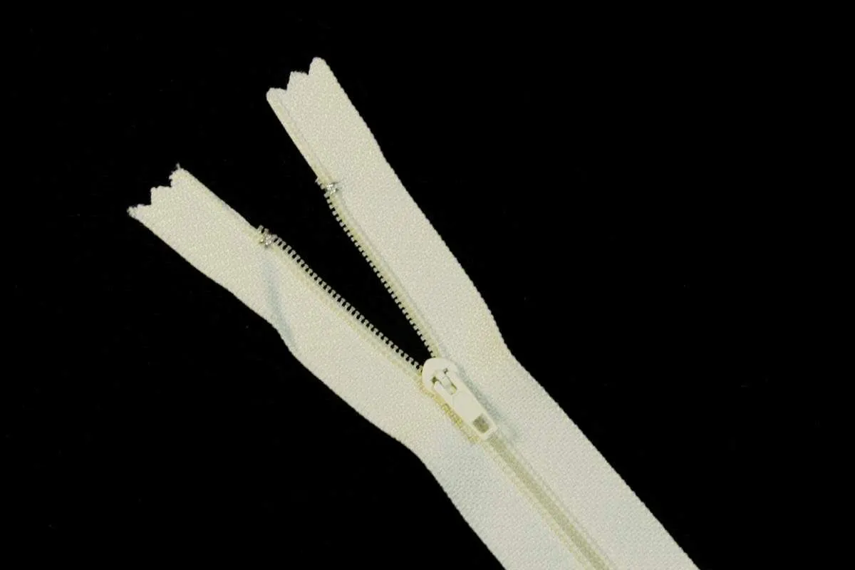 Молния брючная с металлическим замком  тип 3 молочного цвета длина 25 смизображение