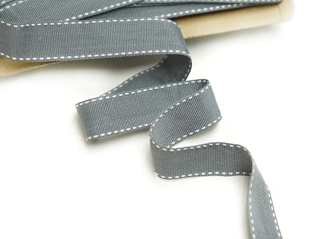 Лента репсовая, серого цвета, ширина 25 мм, с окантовкой ручной стежокизображение