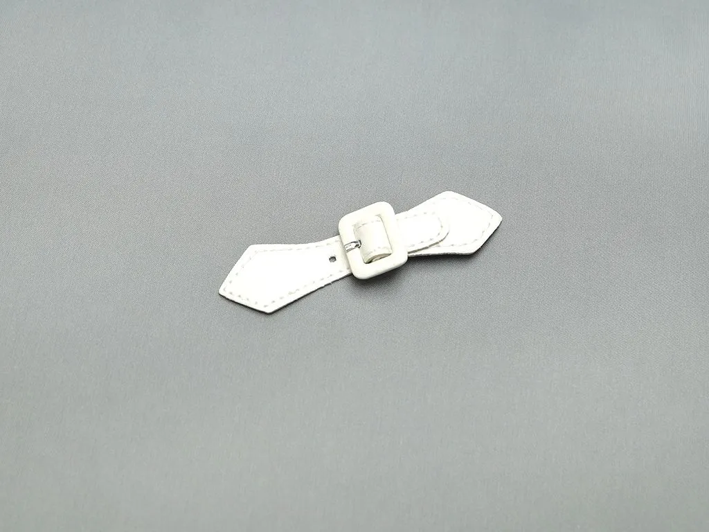 Пряжка на ремешке, белого цвета, длина 90 мм   изображение