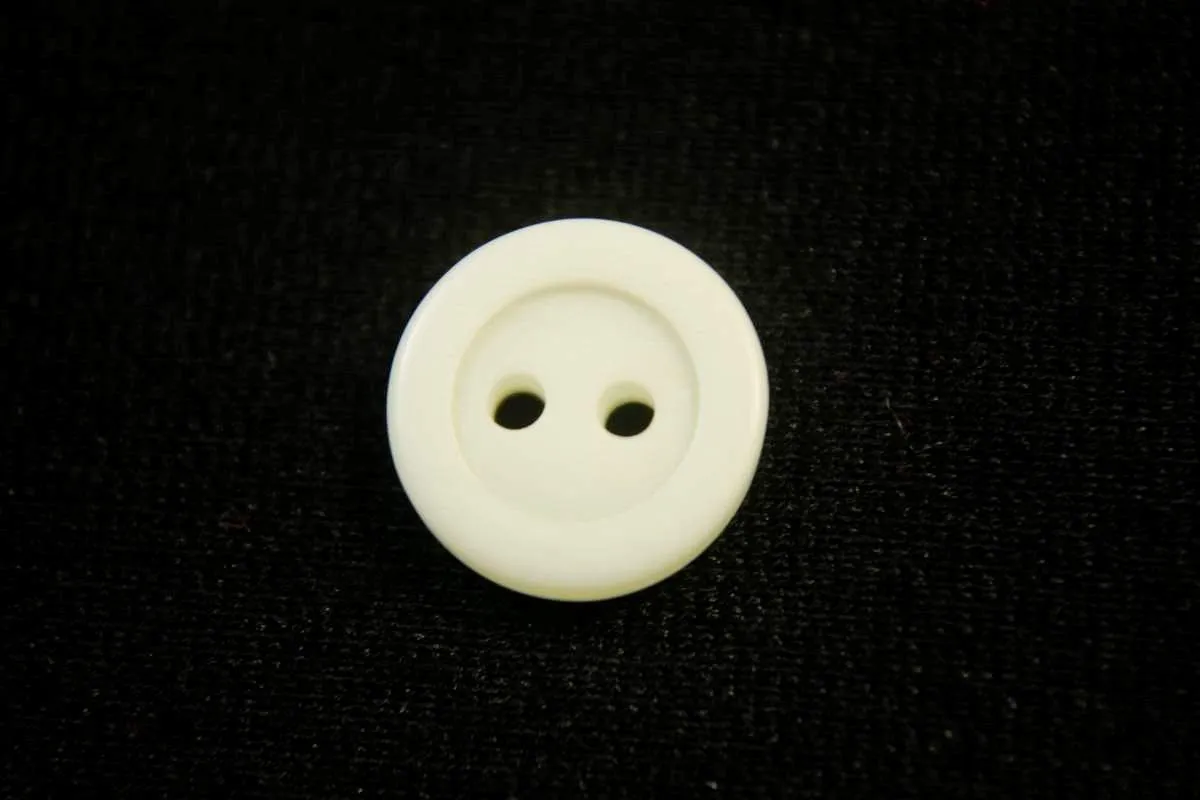 Пуговица пластмассовая 2 прокола, молочная матовая,  диаметр 11 ммизображение