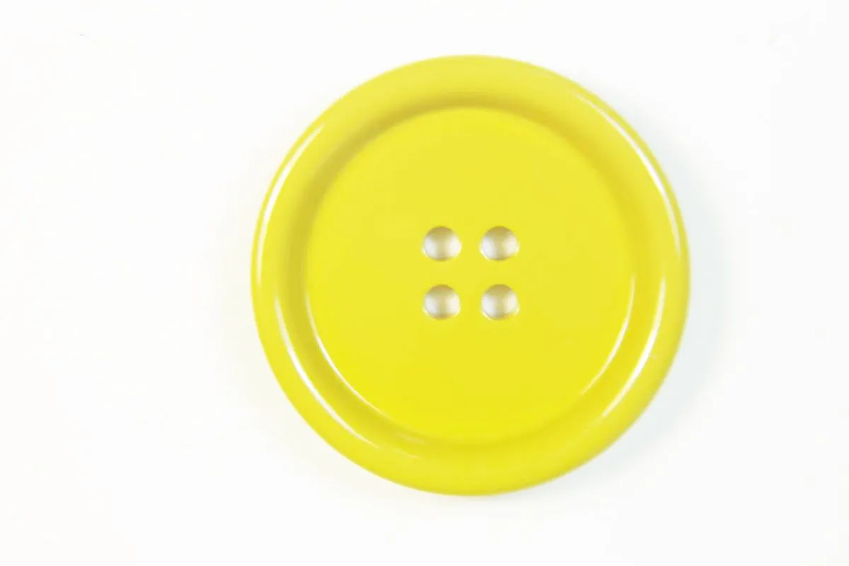 Пуговица пластмассовая, четыре прокола, горчичного цвета, диаметр 27 ммизображение
