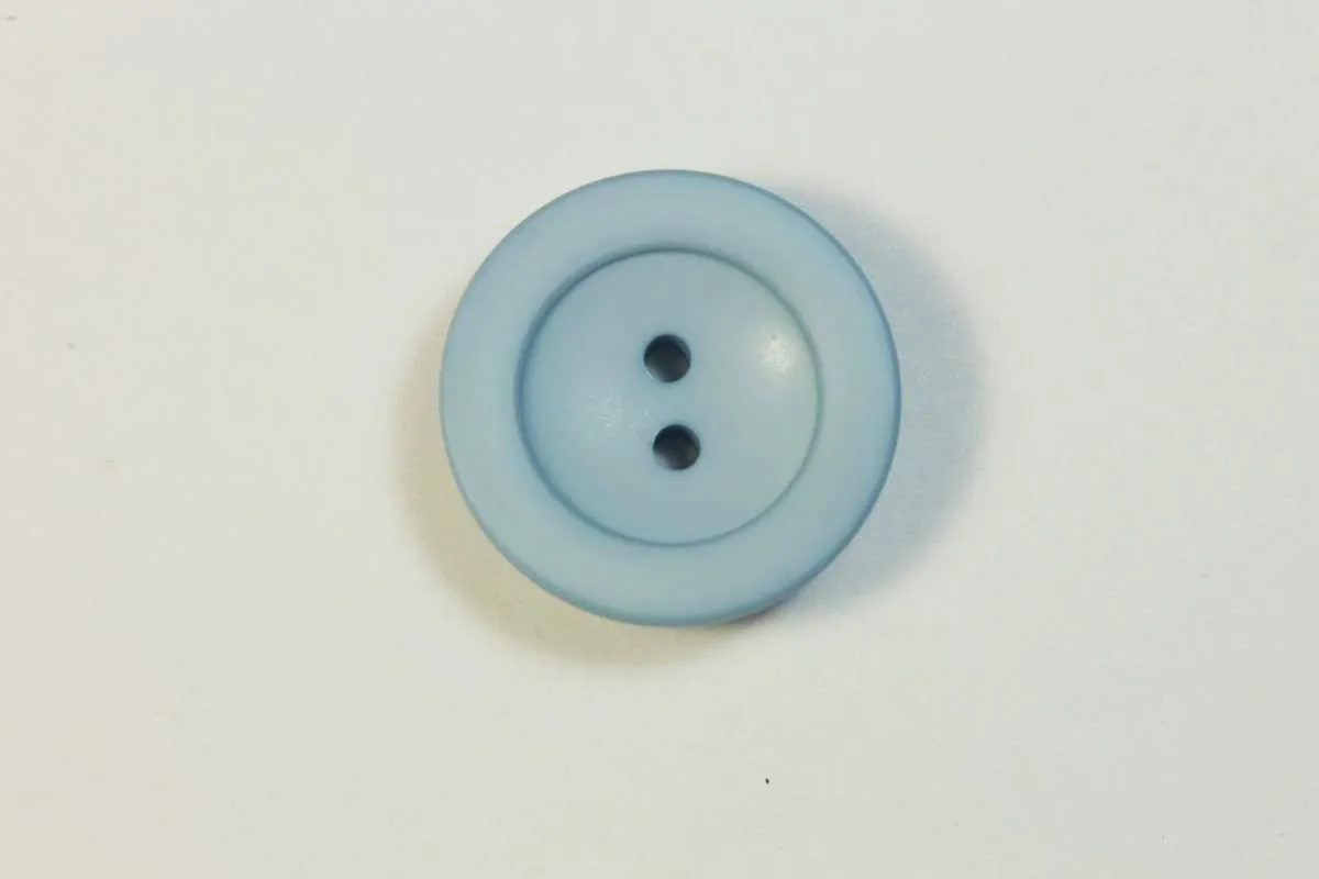 Пуговица пластмассовая, два прокола, голубого цвета, диаметр 22 ммизображение