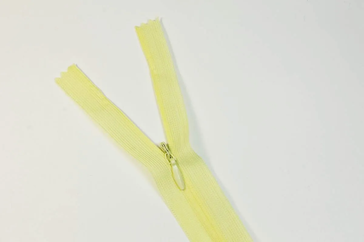 Молния потайная с металлическим замком, нежно-желтого цвета, длина 55 см изображение
