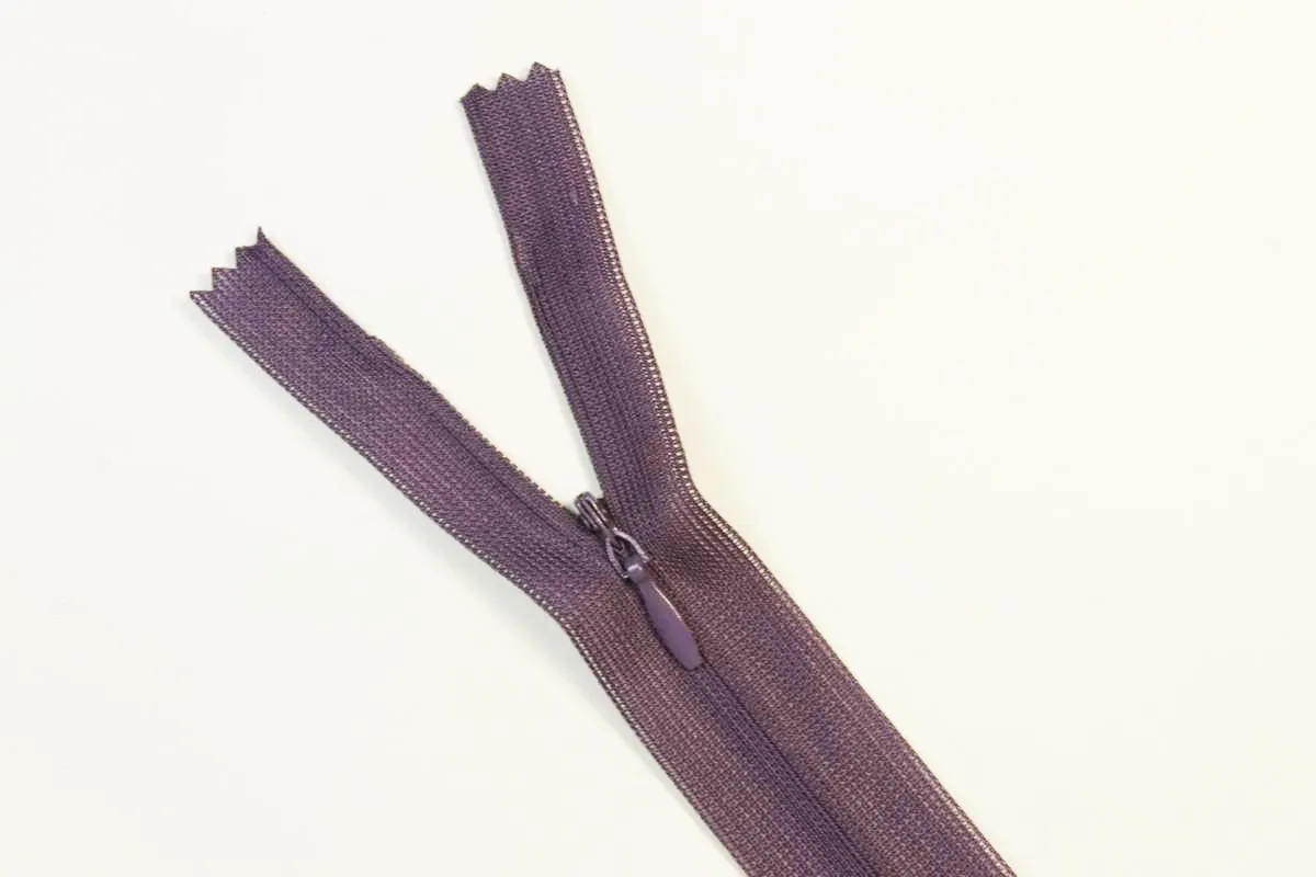 Молния потайная с металлическим замком, цвет фиолетовый, длина 50 см изображение