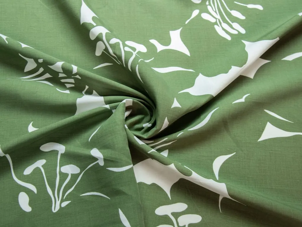 Плательно-рубашечная ткань с крупным цветочным рисунком, цвет оливково-белыйизображение