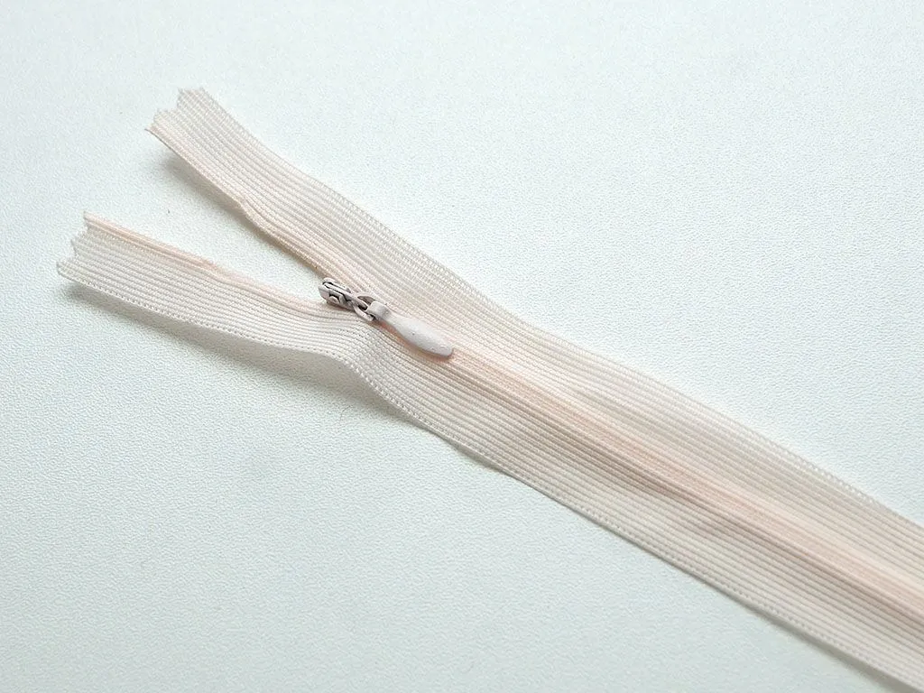 Молния потайная с металлическим замком, светло-розового цвета, длина 65 см изображение
