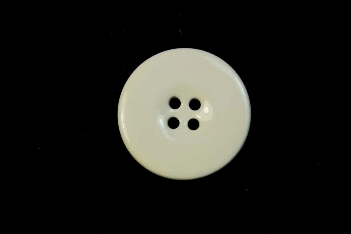 Пуговица металлическая, эмалированная, четыре прокола, белого цвета, глянцевая, диаметр 25 ммизображение