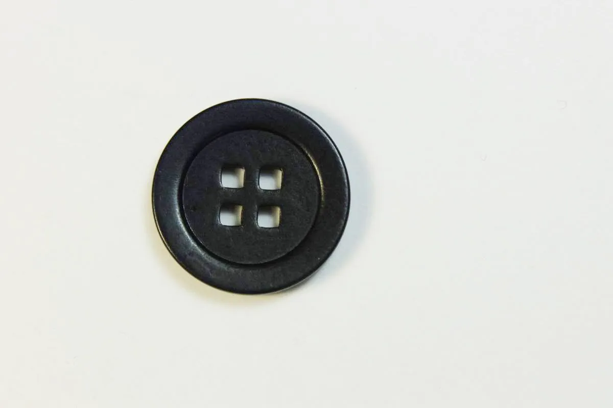 Пуговица пластмассовая, четыре прокола, тёмно-синего цвета, диаметр 25 ммизображение