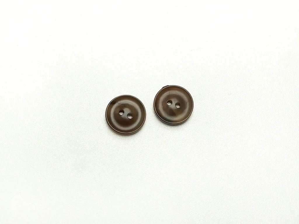 Пуговица пластмассовая, два прокола, коричневый меланж, диаметр 18 ммизображение