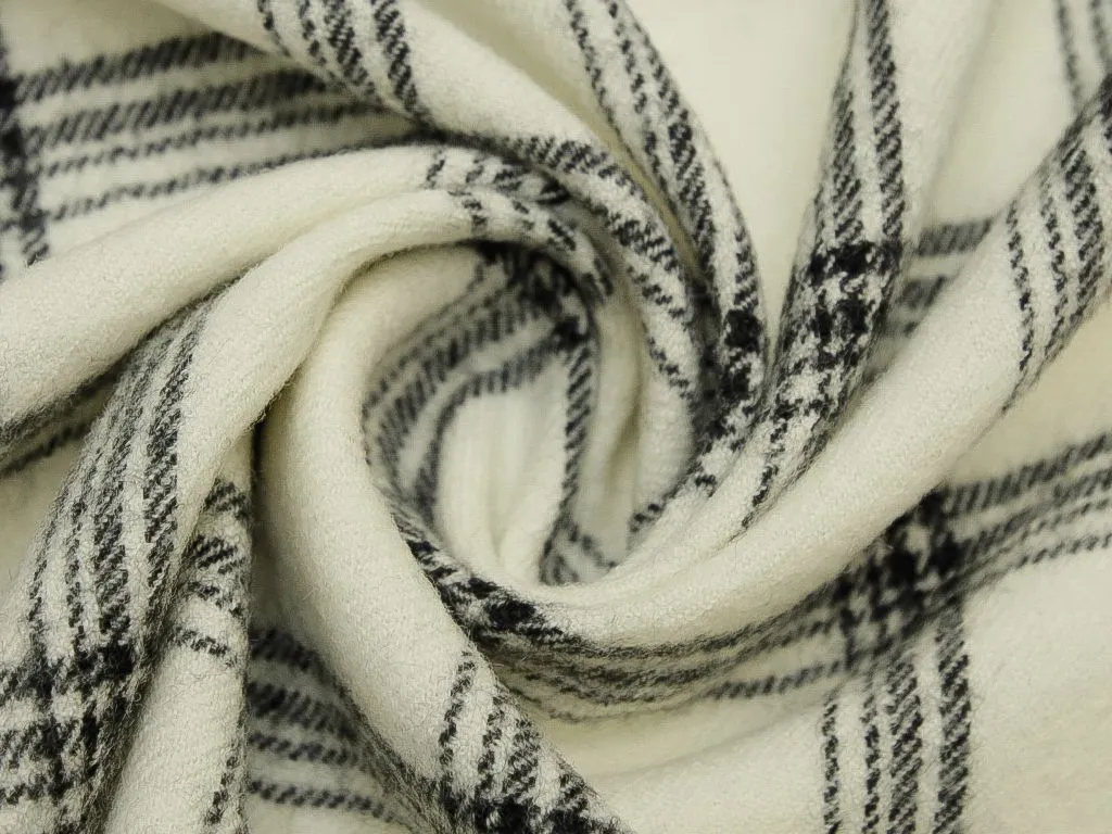 Пальтовая ткань с крупной черной клеткой на белом фонеизображение