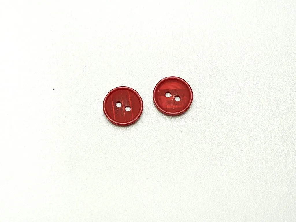 Пуговица пластмассовая, два прокола, красного цвета, диаметр 15 ммизображение