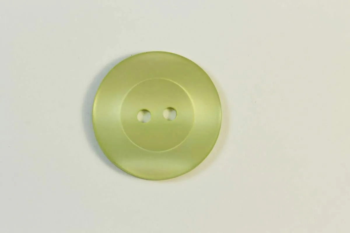 Пуговица пластмассовая, два прокола, зелёный перламутр, диаметр 25 ммизображение