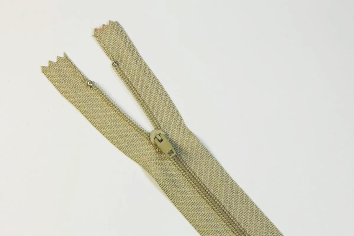 Молния брючная с металлическим замком  тип 3 бежевого цвета длина 25 смизображение