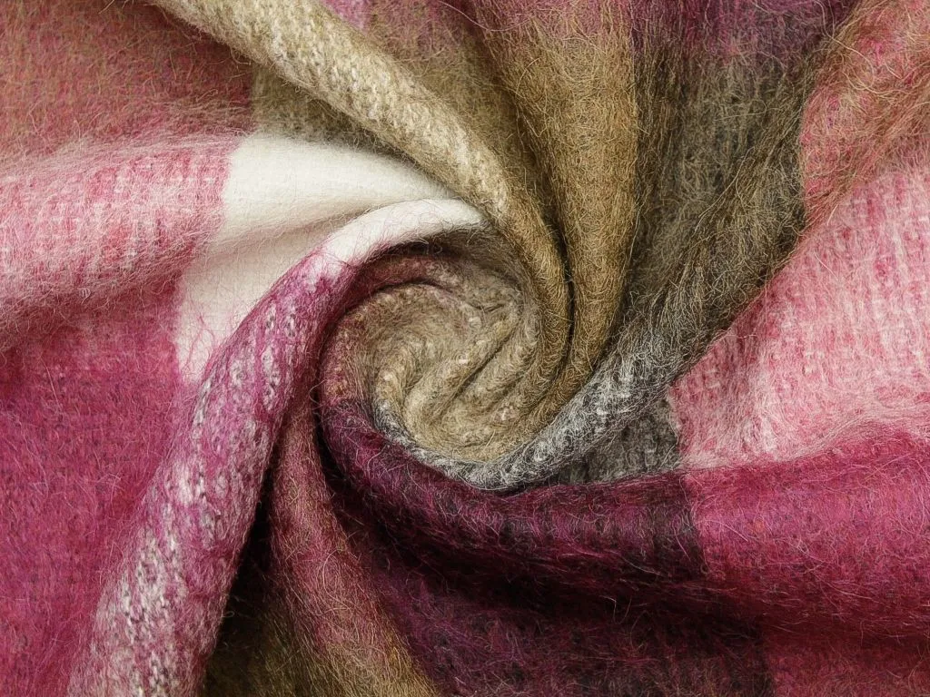 Пальтовая ткань с крупной коричнево-лиловой клеткой на молочном фонеизображение