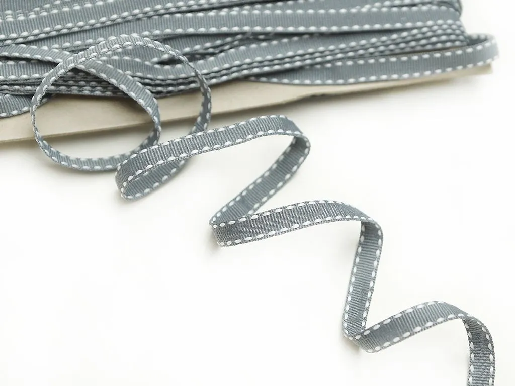 Лента репсовая, серого цвета, ширина 10 мм, с окантовкой ручной стежокизображение