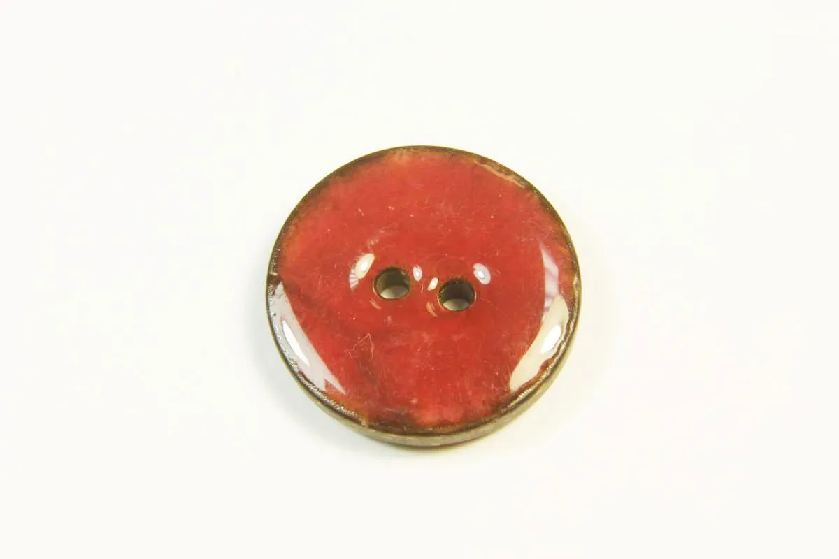 Пуговица пластмассовая, два прокола, пёстрого коричневого цвета, в малиновой глазури, диаметр 21 ммизображение