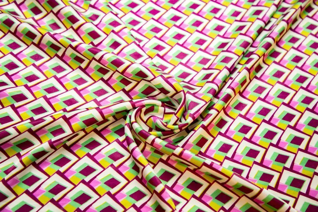 Плательная ткань с абстрактным геометрическим рисунком, в розово-зеленых цветахизображение