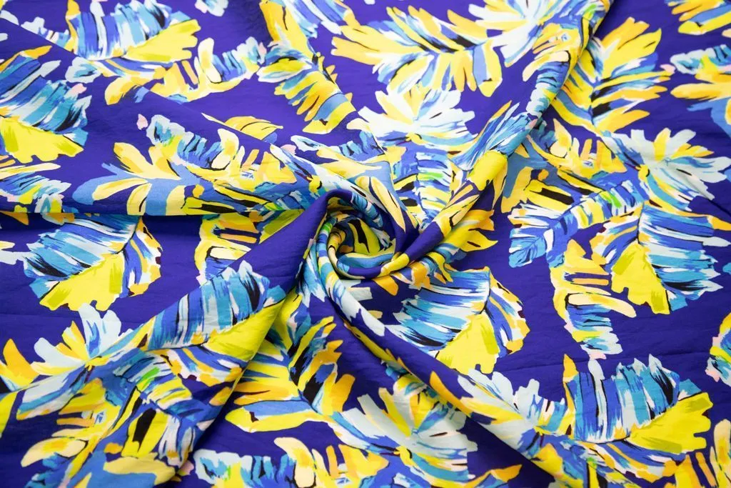 Плательная ткань с рисунком "Яркие листья", фон синий ALIITAизображение